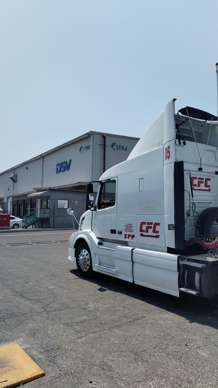 Vista lateral de una unidad real de CFC Transportes